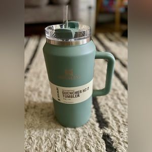 NWT Stanley 64 oz Stainless Steel H2.0 Flowstate Quencher Tumbler in Shale